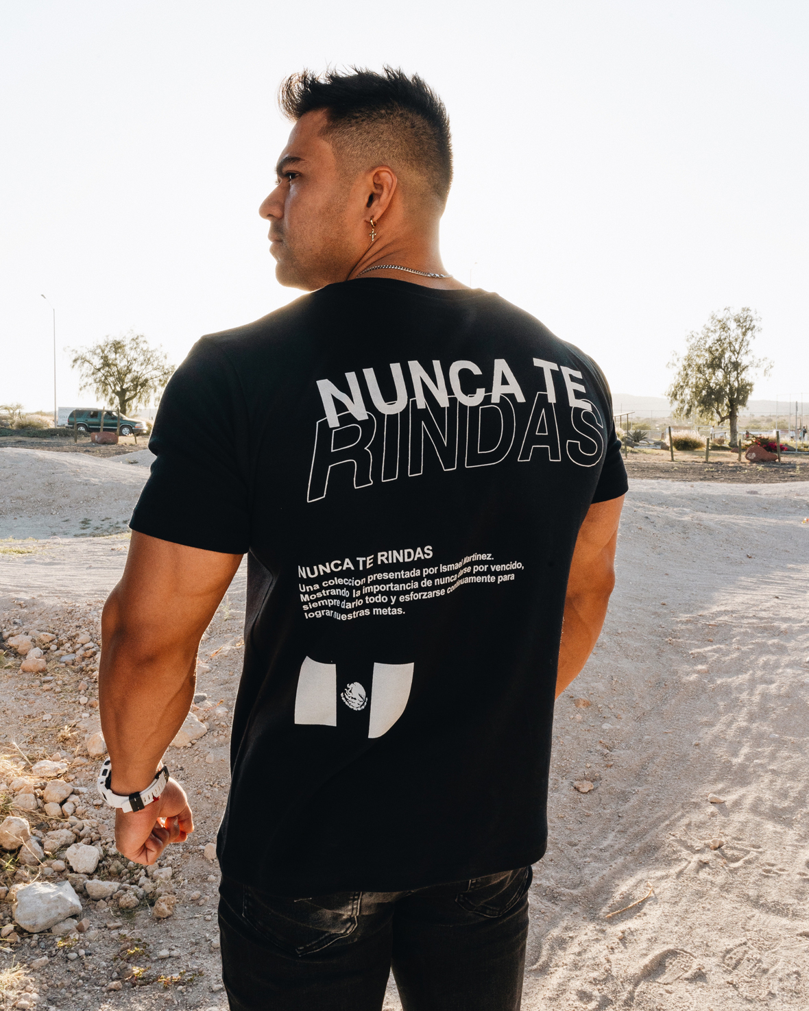 T-SHIRT NEGRA NUNCA TE RINDAS - Image 2